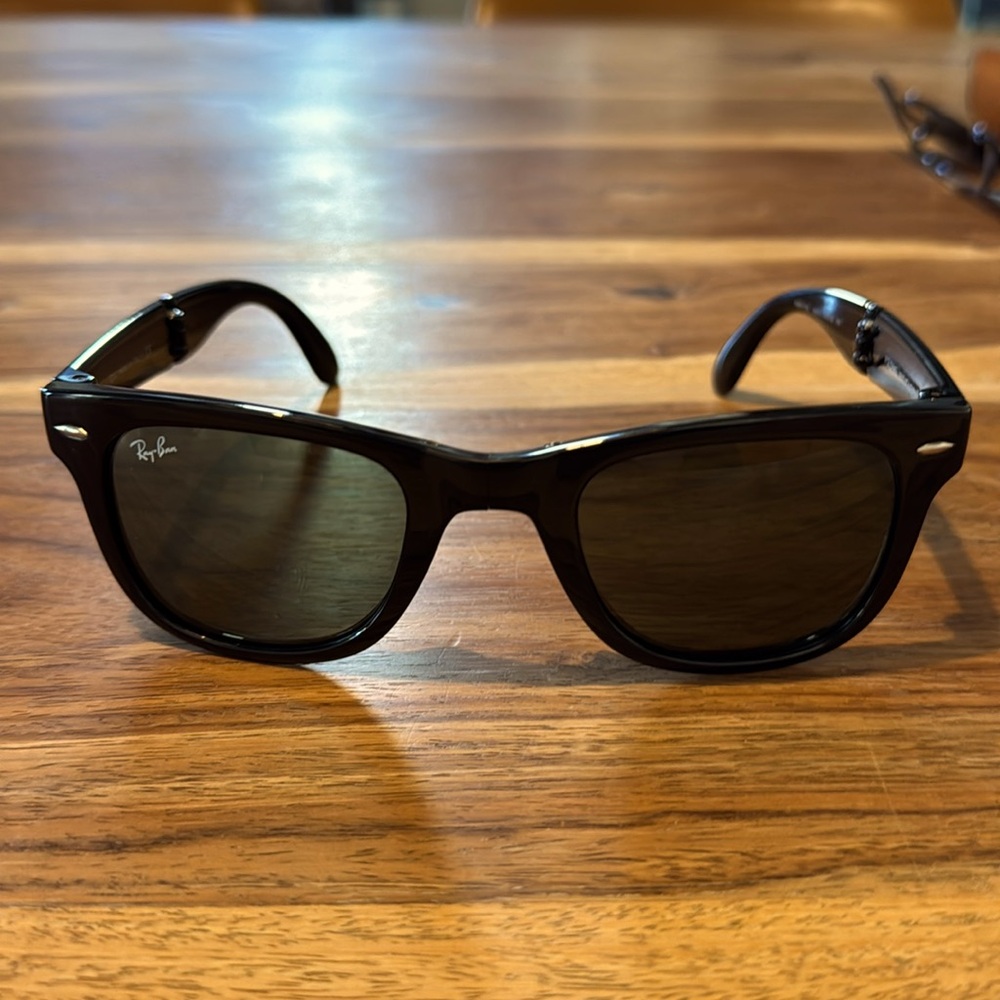Unisex folding black ray band, never used!